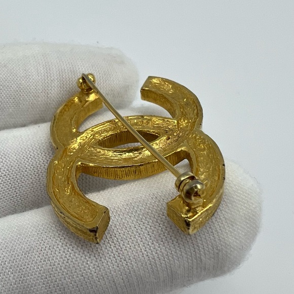 Authentic Chanel vintage gold CC Brooch - Picture 14 of 17